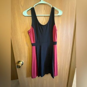Medium slimming dress, black and red